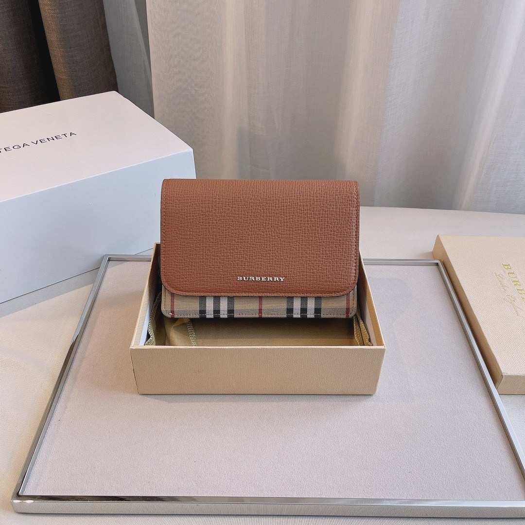 พรีเมี่ยมกิ๊ฟแท้ 💯% 】BURBERRY CROSSBODY BAG กระเป๋าสะพายพรีเมี่ยมกิ๊ฟรุ่นใหม่ล่าสุด Limited จาก BURBERRY Perfume DutyFree ตัวกระเป๋าอยู่ทรงสวย วัสดุทำจากหนังสลับผ้าลายแบรนด์ เปิดปิดด้วยกระดุมแม่เหล็ก **ฝาทรงเหลี่ยม