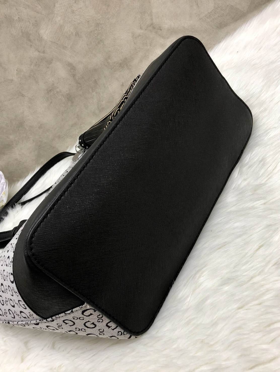 New !!! GUESS HANDBAG SHOULDER BAG พร้อมส่ง สินค้าเข้าใหม่ค่ะ!!!กระเป๋าถือและสะพายไหล่ วัสดุผ้าปักลาย G ทั้งใบค่ะ ด้านหน้าติดโลโก้แบรนด์หรู พร้อมห้อยพวงหนังยาวลงมาบอกเลยสวยมากๆค่ะเปิดปิดกระเป๋าแบบซิป กระเป๋าซับในลายแบรนด์ ภายในกระเป๋าแบ่งเป็นสองช่องใหญ่ใส