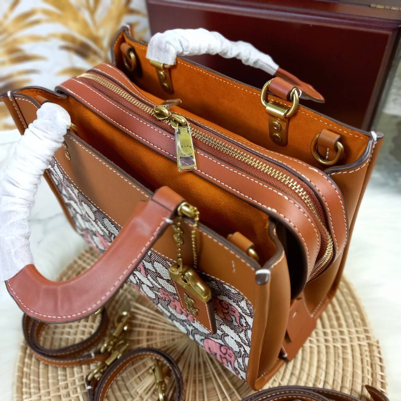 น้องน่ารักน่าใช้ คลาสสิค ดูแพงมากแม่😘🌺//>>COACH ROGUE 25 IN SIGNATURE TEXTILE JACQUARD WITH EMBROIDERED ELEPHANT MOTIF(COACH C6165)🍁กระเป๋ารุ่นคลาสสิค หรูหรา มีรสนิยม ดีเทลเนียบมาก จะถือ หรือสะพายได้ตามดีไซน์การใช้งานเลยจ้า//