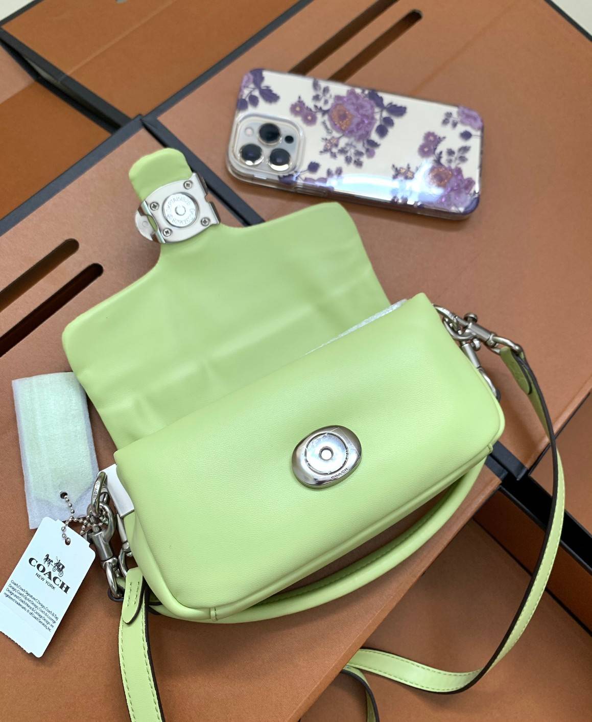 น้องสวยมากก สินค้าจริงสวยกว่าในรูป ไม่จกตาค่ะ! COACH PILLOW TABBY SHOULDER BAG 18 ((C3880)) 📣 พร้อมส่งที่ไทย คุณภาพเกินราคา! กระเป๋าหิ้ว//สะพายแบบครอสบอดี้ร์ 🔺หนัง nappa อย่างดี หนานิ่ม นุ่มมากๆ หลงรักน้องแน่นอน ✔️ใช้โลโก้แบรนด์รุ่น