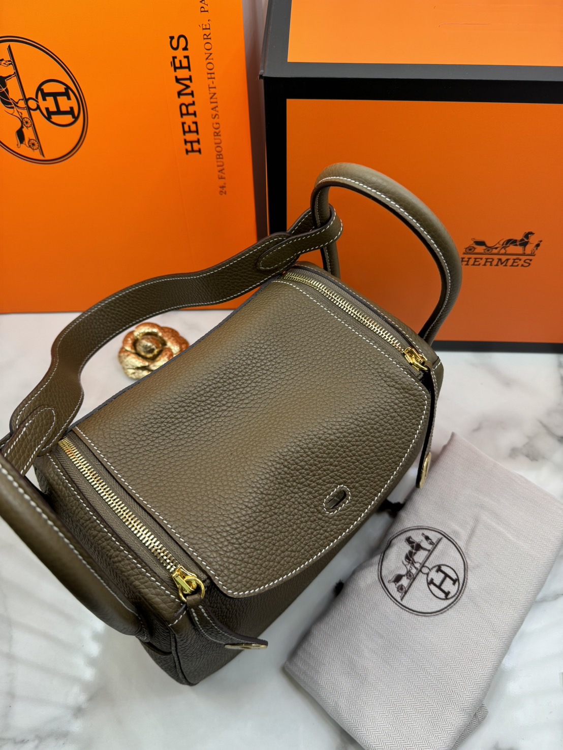 พร้อมส่ง 15 สี HERMES Lindy 26 bag กระเป๋าทรงโท้ทหนังสวยอย่างดี เอกลักษณ์ของความเรียบหรูไฮคลาสอย่างสมบูรณ์แบบ เกรดออริ สลับแท้ งานสวยตามรูป ใช้งานต่างประเทศได้