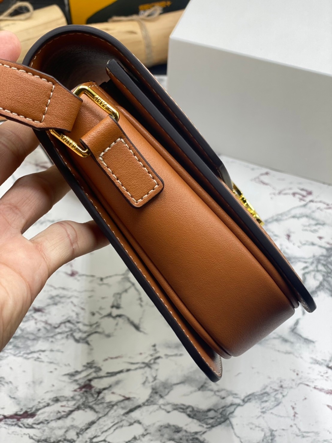 หนังแท้ CELINE MEDIUM TRIOMPHE BAG IN TRIOMPHE CANVAS AND CALFSKIN / CELINE TEEN สาวๆที่กำลังมองหากระเป๋าน่ารักเอาไว้ใช้ในวันสบาย ๆ แต่ไม่รู้เลือกกระเป๋า Celine รุ่นไหนดี แนะนำรุ่นนี้เลยคะ เป็นกระเป๋าสะพายข้างขนาดกำลังดี สวยแบบคลาสสิก หรูหราด้วยแคนวาสเคลื