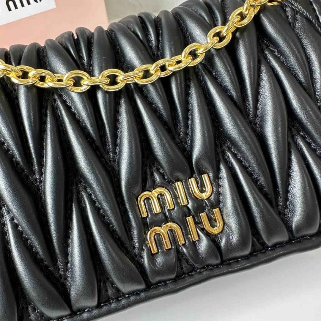 Miu Miu Matelassé Nappa Leather Mini Bag / Miu Miu Woman’S Bag Chain Mini bag กระเป๋ามินิรูปทรงสี่เหลี่ยมวัสดุหนังNappa มีความนุ่มมือและเงางาม