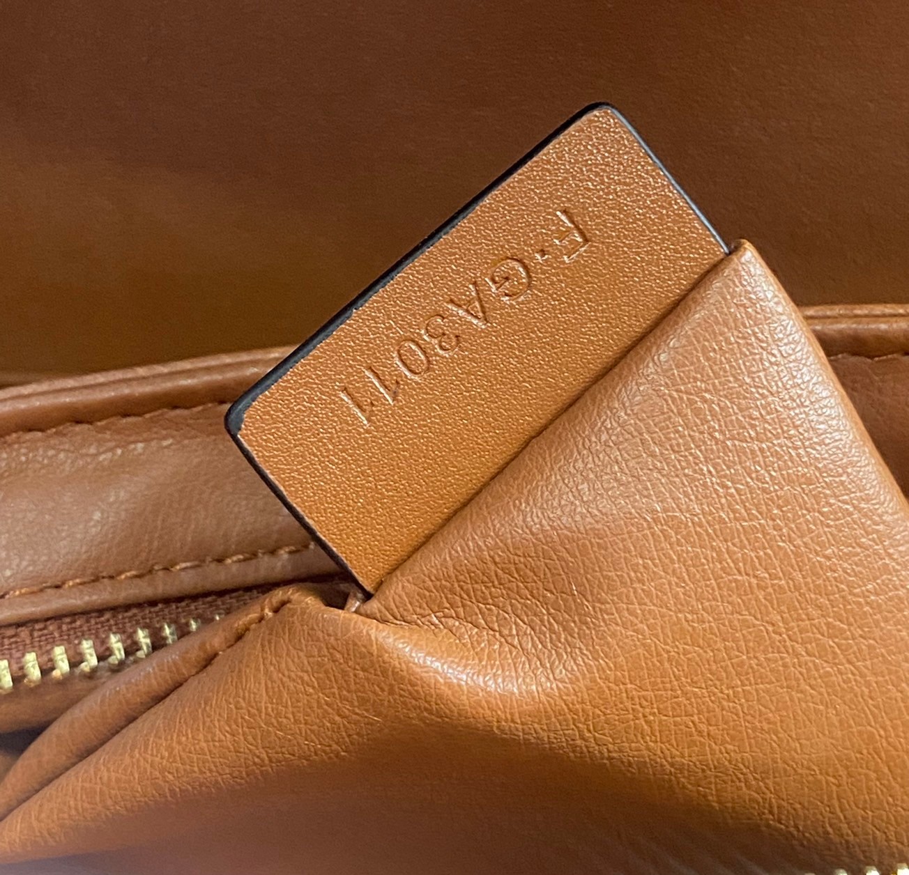 หนังแท้ CELINE MEDIUM TRIOMPHE BAG IN TRIOMPHE CANVAS AND CALFSKIN / CELINE TEEN สาวๆที่กำลังมองหากระเป๋าน่ารักเอาไว้ใช้ในวันสบาย ๆ แต่ไม่รู้เลือกกระเป๋า Celine รุ่นไหนดี แนะนำรุ่นนี้เลยคะ เป็นกระเป๋าสะพายข้างขนาดกำลังดี สวยแบบคลาสสิก หรูหราด้วยแคนวาสเคลื