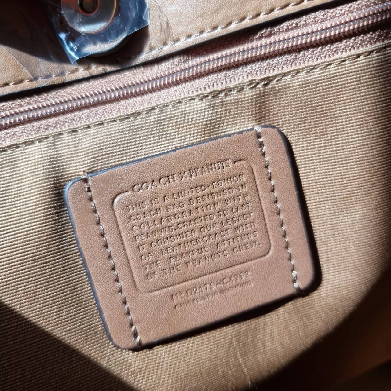 COACH C4292 COACHxPEANUTS CITY TOTE IN SIGNATURE CANVAS WITH VARSITY PATCHES กระเป๋าทรงโท้ทใบใหญ่ กับคอลเลคชั่นคอลแลบใหม่ล่าสุด น่ารักด้วยเหล่าผองเพื่อนสนู้ปพี สวยโดดเด่นมากๆ ใบนี้ใส่ของได้ของครบครัน จุได้แบบไม่ต้องกลัวเต็ม!! วัสดุหนังแคนวาสคุณภาพดี ปากกร