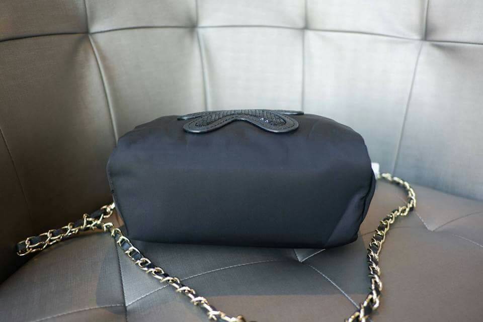 Prada crossbody bag with chair กระเป๋าเอนกประสงค์ จากแบรนด์ PRADA กระเป๋าผ้าไนล่อน ตามแบบฉบับของแบรนด์ มีสายยาวให้ ถอดสายได้ค่ะ (สายปรับไม่ได้ค่ะ) จะสะพายเป็น Shoulder bag หรือ crossbody ก็ได้ค่ะ ขนาดกำลังน่ารัก น้ำหนักเขา ใส่ i8+ ได้ค่ะ อะไหล่ทองหรู คุ้ม