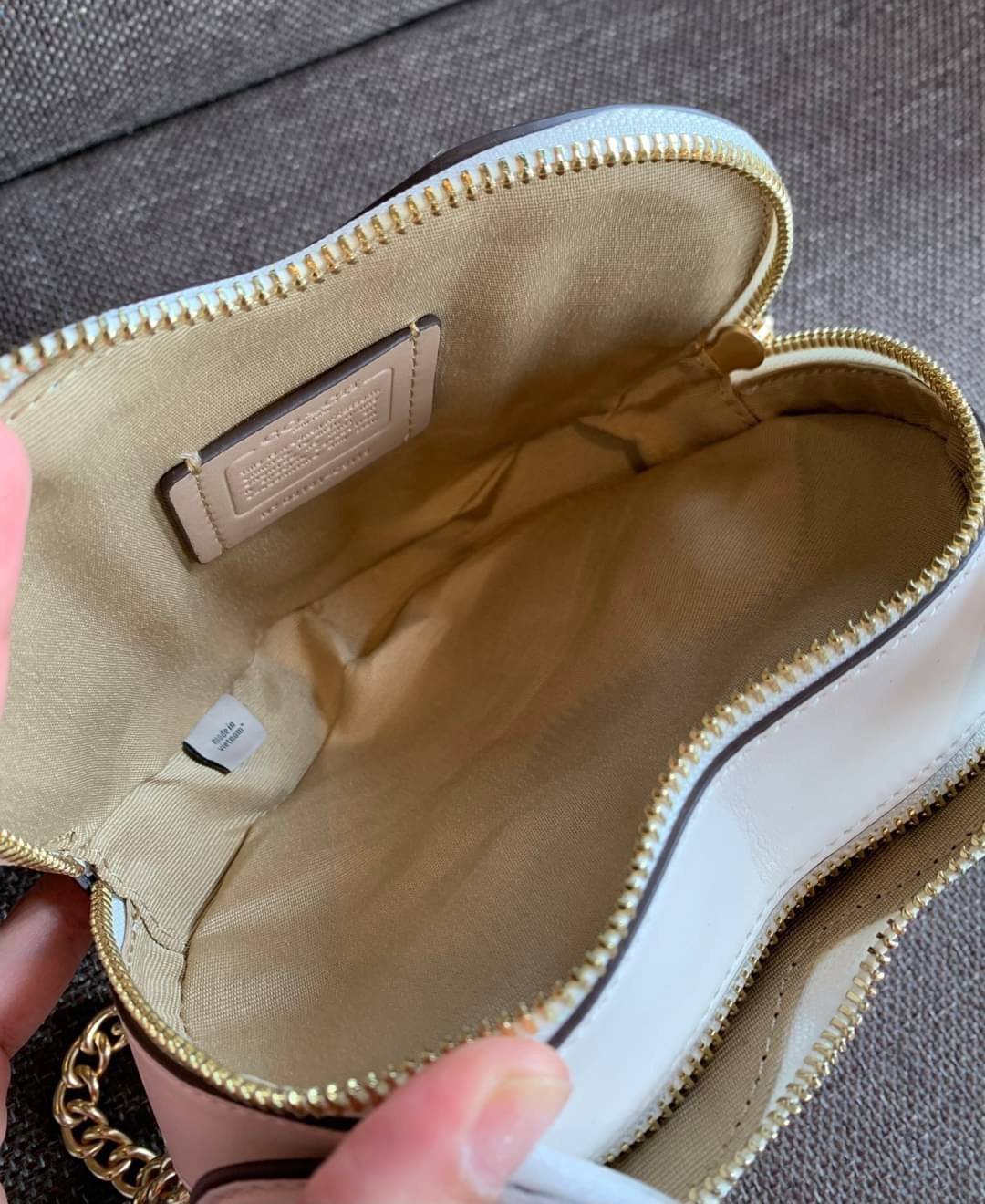 ต้อนรับวาเลนไทน์นี้ ❤️พร้อมส่งความรักหว๊านหว๊านค่ะ❤️ COACH HEART CROSSBODY BAG ((C5118//C5119)) 💥Limited edition หลงรักแน่นอน💋 พร้อมส่งที่ไทยก่อนใครวันนี้!