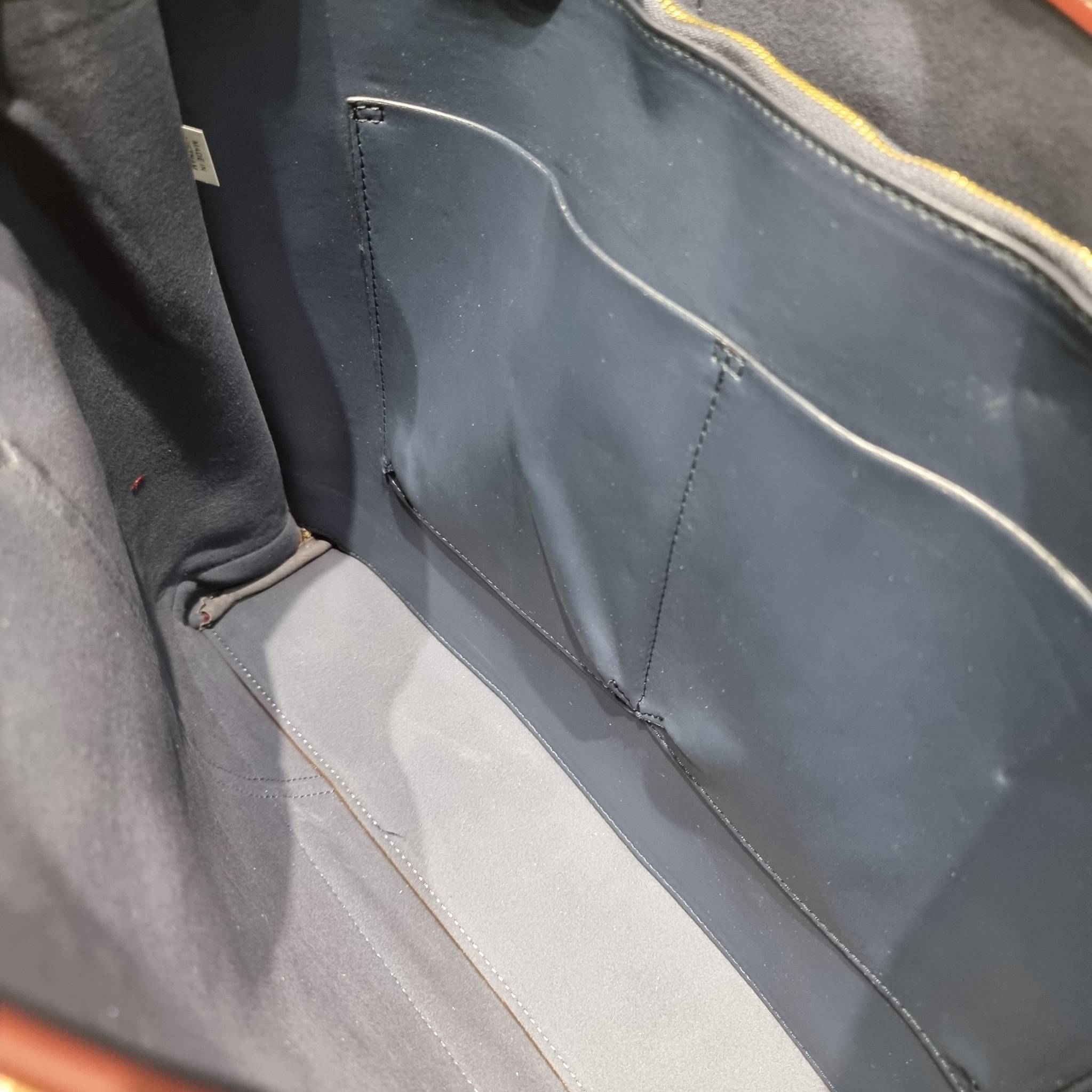 TORY TOTE BAG / TORY BURCH PERRY EMBROIDERED T MONOGRAM TRIPLE-COMPARTMENT TOTE BAG ใหม่ล่าสุด กับกระเป๋าทรงโท้ทใบใหญ่ ลวดลายโมโนแกรมสุดคลาสสิคที่ถูกดีไซน์รังสรรค์ด้วยงานปักสุดชิค น่าใช้ใจฟูแค่แรกเห็น ดีเทลดีงาม หูสะพายในตัว สะพายไหล่ได้แบบชิลๆ