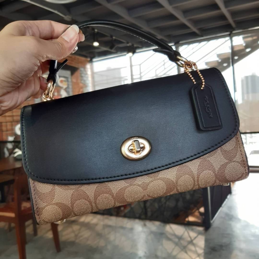 COACH TILLY SATCHEL 23 IN SIGNATURE CANVAS ((C1802//C1439/C1435)) กระเป๋า crossbody สวยหรู ขนาดใหม่ พร้อมสีมาใหม่!! ดีไซน์ย้อนยุค วัสดุหนังแคนวาสเคลือบลายสลับหนังแท้ มาพร้อมหูจับในตัว และสาย crossbody ปรับได้ตามตัว เปิด-ปิดด้วยตัวบิดล็อค ภายในโล่ง บุกำมะห
