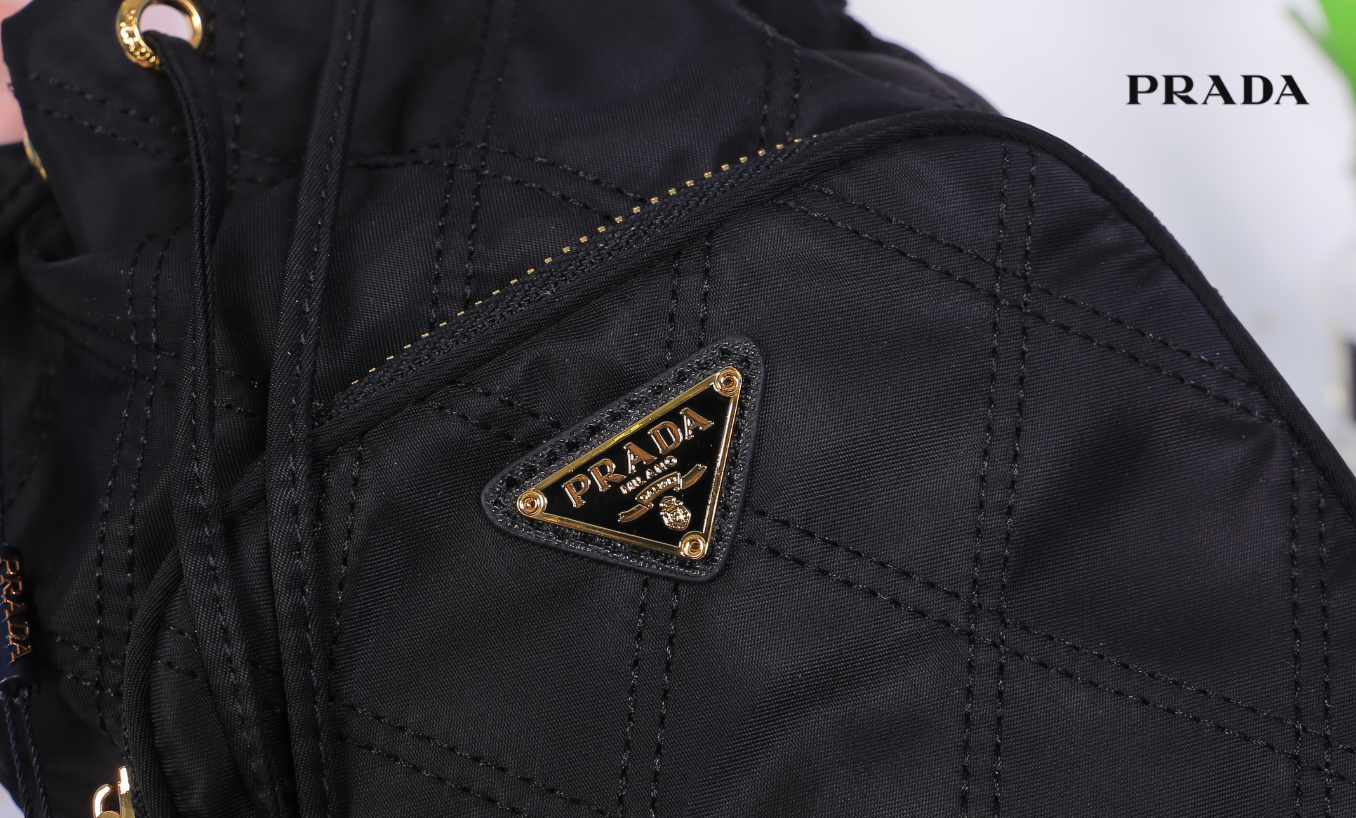 PRADA DRAWSTRING BAG WITH STRAP / PRADA BUCKET BAG / Prada Nylon Handbag and Crossbody bag กระเป๋าสะพายทรงจีบ วัสดุ Nylon ลายตาราง คุณภาพดี ขนาดกำลังดี