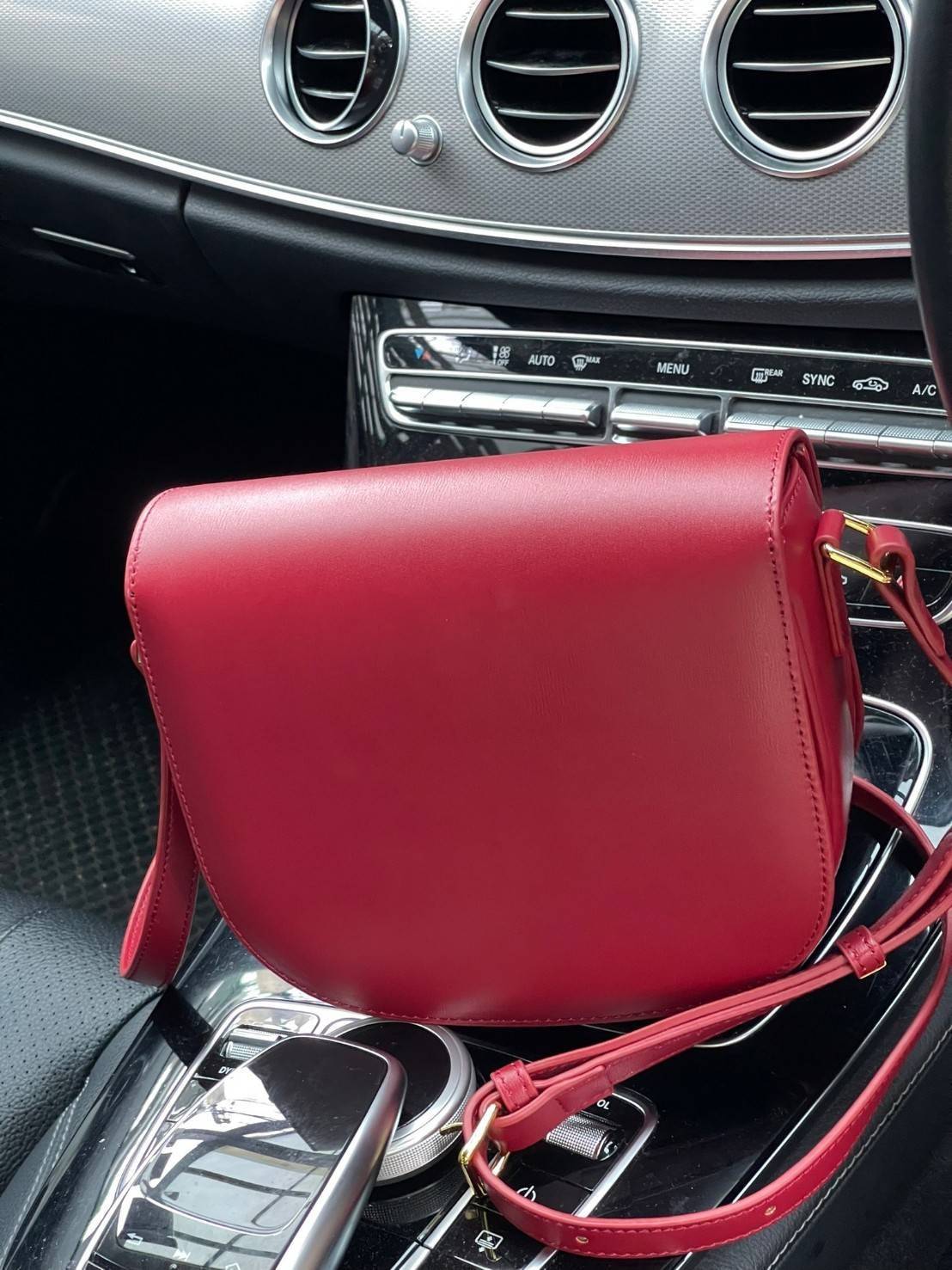 VIP 🥂 CELINE TEEN BESACE TRIOMPHE IN SHINY กระเป๋าสะพายคาดลำตัวรุ่นนี้นับว่าเป็นกระเป๋าอีกหนึ่งรุ่นในซีรีส์ Triomphe ที่ได้รับความนิยมอย่างมาก ด้วยรูปร่างทรงโค้งมนมีความคลาสสิกตามแบบฉบับของ Celine เพิ่มความหรูหราและโดดเด่นด้วยการตกแต่งด้วยโลโก้โลห