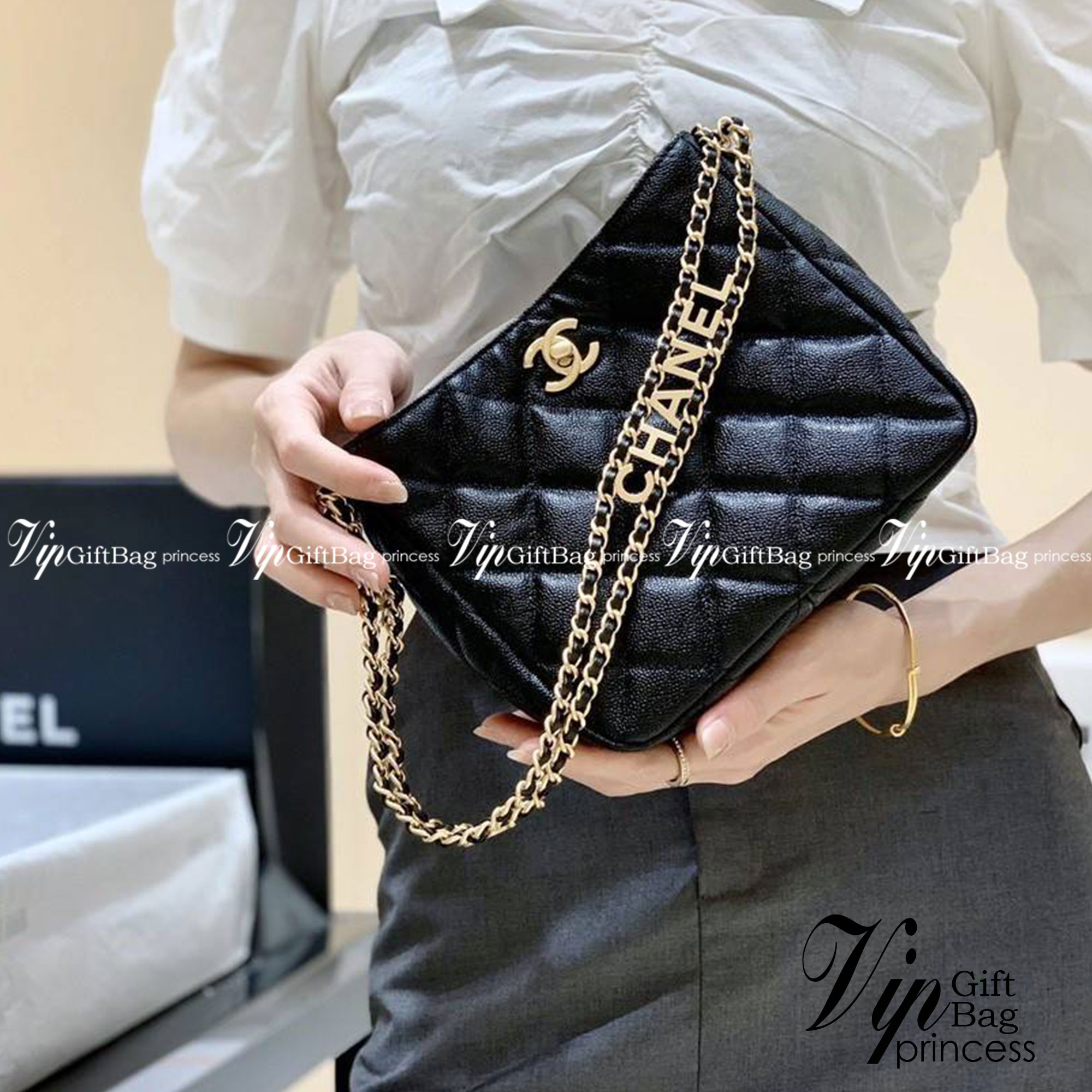 CHANEL กระเป๋าหิ้วหรือสะพายไหล่ หนังแท้ลสบคาเวียร์สวยงามมากๆ 🌟โดดเด่นด้วยสายของกระเป๋ามีโลโก้แบรนด์ประดับ หรูมากๆค่ะ เปิด-ปิดกระเป๋าแบบหมุนล็อค ภายในใส่กระเป๋าเงินใบกลาง;มือถือได้ทุกรุ่น;ของจำเป็นจุกจิกอื่นๆได้หลายอย่าง มีช่องเล็กให้ใส่ของจุกจิกนะ