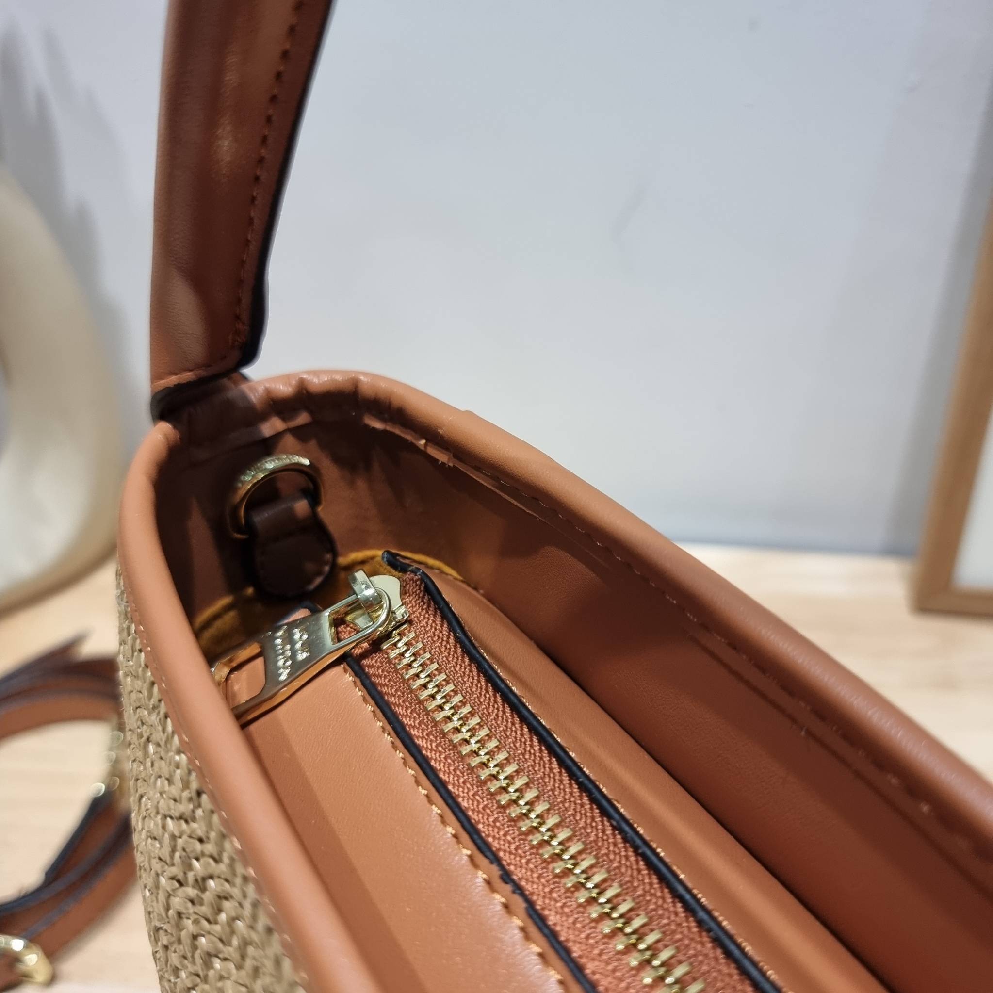 LV PETIT BUCKET BAG ไอเท็มเอ็กซ์คลูซีพจัดมาให้สาวๆโดยเฉพาะ!! กับกระเป๋าสะพายรุ่นลิมิเต็ดหายาก รูปทรงสวยงามสานเต็มใบ และยังโดดเด่นด้วยโลโก้ สีโทนอุ่น