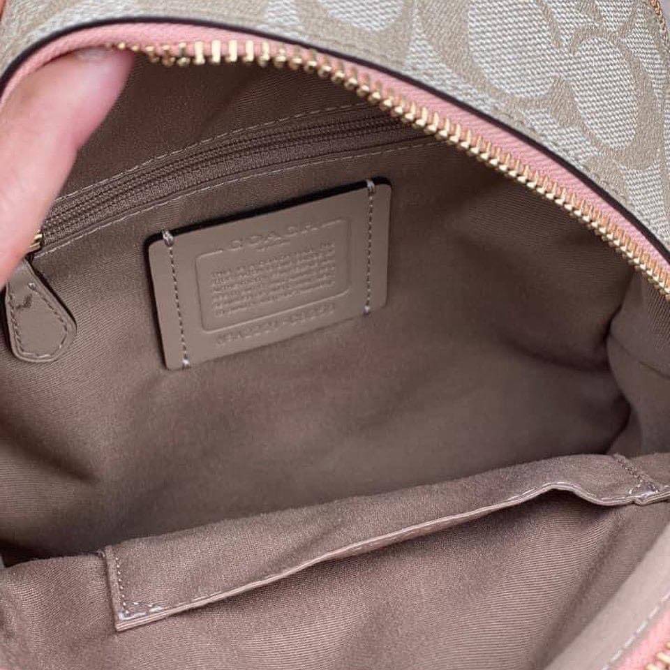COACH Mini Court Backpack In Signature Canvas With Butterfly / With Radish C8259 C8257 🌈ต่อกันเลย สวยกันก่อน วางน้องไม่ลงเลยจริงๆค่าา😍 พร้อมส่ง! ยังไม่เข้าไทย กับกระเป๋าสะพายหลังแบบมีหูหิ้วในตัว บอกก่อนเลยว่าหนังของน้องทั้งนิ่ม ทั้งสวย อย่