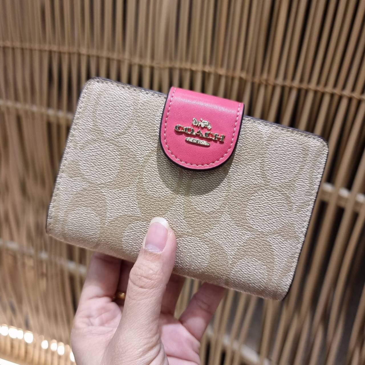 COACH C0082 MEDIUM CORNER ZIP WALLET IN SIGNATURE CANVAS ดีไซน์ใหม่ล่าสุด!! กระเป๋าสตางค์ใบกลาง 👛 ขนาดกำลังเหมาะมือ วัสดุหนังแคนวาสเคลือบลาย ดูแลรักษาง่าย มีช่องใส่บัตรและธนบัตรครบ และช่องซิปแยกไว้ใส่เหรียญ ครบเซ็ทแบบนี้เหมาะส่งต่อเป็นของขวัญที่สุ