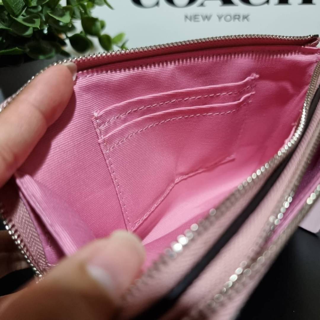 COACH F87591 DOUBLE CORNER ZIP WALLET IN SIGNATURE COATED CANVAS คล้องมือรุ่น 2 ซิป!! มาแล้วจ้า 🌟🤗 ไซส์นี้คือเหมาะมือจริงๆ พกง่ายเช่นเคย ไม่ต้องกังวลว่าจะเกะกะหรือกินพื้นที่กระเป๋าหลัก วัสดุหนังแคนวาสเคลือบลาย มีช่องหลักแยก 2 ช่อง ภายในบุผ
