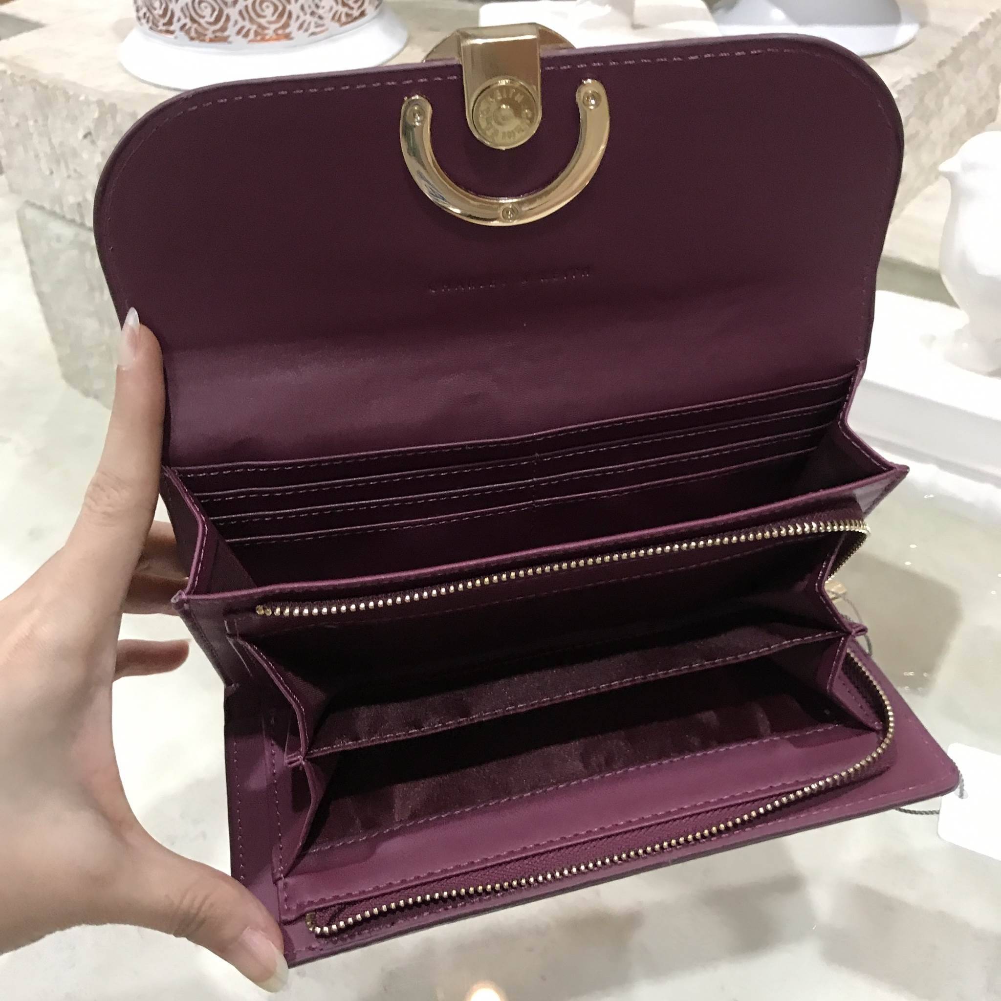 Don't Miss! CHARLES & KEITH LONG WALLET กระเป๋าสตางค์ใบยาวฝาพับรุ่นใหม่ชนช็อปหนังอยู่ทรงเเข็งแรงทนทานด้านหน้าประดับอะไหล่วงกลมวิ้งๆเพิ่มความหรู ด้านหลังมีโลโก้และช่องใส่ของ เปิดปิดด้วยกระดุมแม่เหล็ก ภายในมีช่องซิปและช่องใส่บัตรหลายช่อง สามารถใส่ ipho