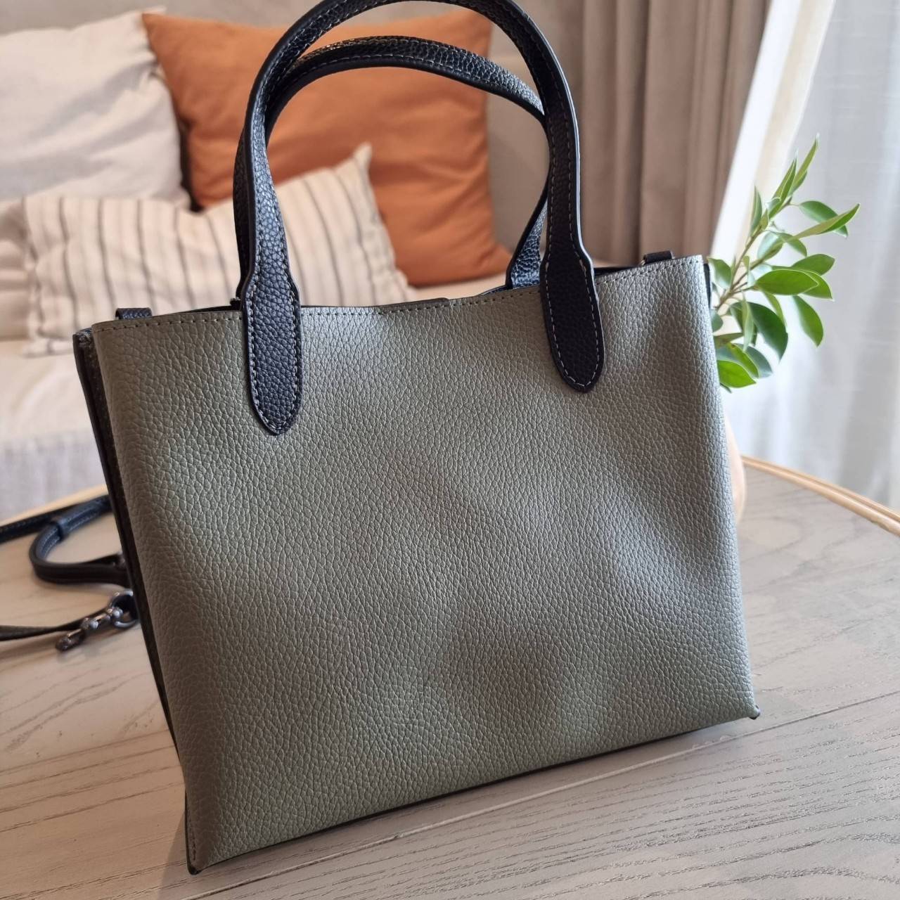 COACH C8561 C8869 WILLOW TOTE 24 IN COLOR BLOCK น้องสาวลุคลูกคุณมาแล้วจ้า กระเป๋าถือ/สะพาย ดีไซน์คัลเลอร์บล็อค ลงตัว เรียบหรู ใบจริงคือผู้ดี๊ผู้ดี ใช่ได้ทุกๆโอกาส วัสดุหนัง pepble อยู่ทรง เปิดปิดด้วยตัวบิดล็อค และอีกฝั่งเป็นกระดุมแม่เหล็ก ภายในโล่งกว้าง ใ