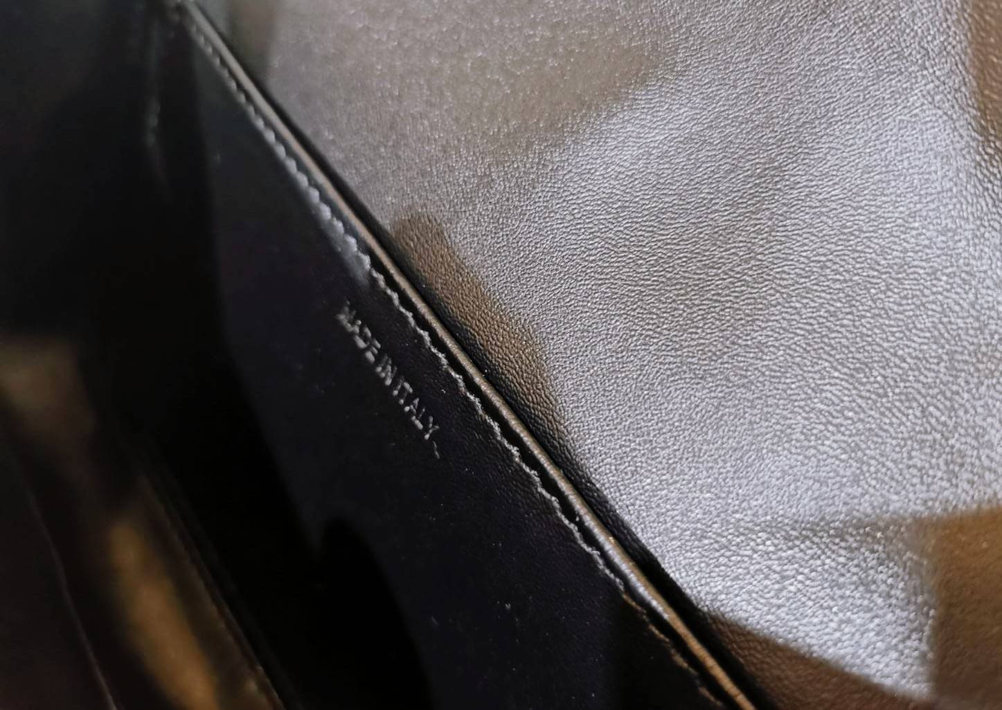 พร้อมส่งความสวย! ไอเท็มหายาก! ห้ามพลาดค่ะ! CELINE TRIOMPHE SHOULDER BAG VIP วัสดุหนังแท้ลวดลายเอกลักษณ์ของ CELINE TRIOMPHE ดีไซน์ยอดนิยมสไตล์สาว LISA เปิดปิดด้วยฝาปิดโลโก้แบรนด์อะไหล่ทอง ภายในโล่งกว้าง ใส่มือถือ กระเป๋าสตางค์ เครื่องสำอางค์ ของใช้จุกจิกได