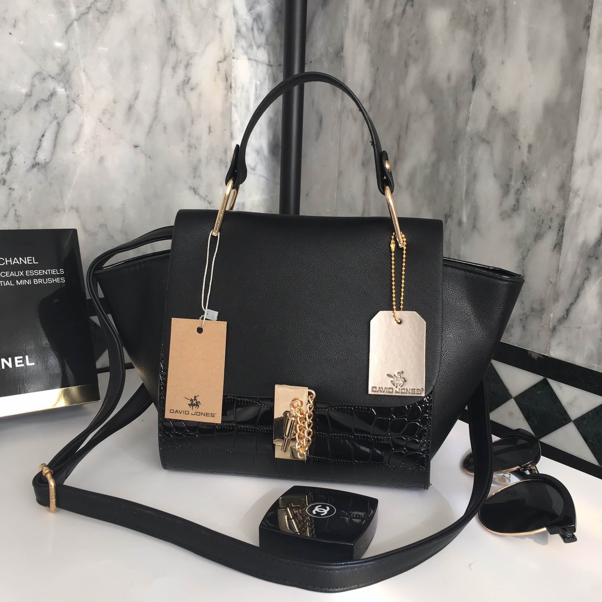 ทรงขายดี มาใหม่สวยหรูมากคะ 💜 กระเป๋าถือ / สะพายจาก แบรนด์ David jones หนังอย่างดี ขนาด กำลังดี มีช่องใส่ของจุกจิกด้านใน สีสวยคะ เข้ากับชุดได้ง่ายมากๆ ใบนี้แนะนำเลย สวยมาก