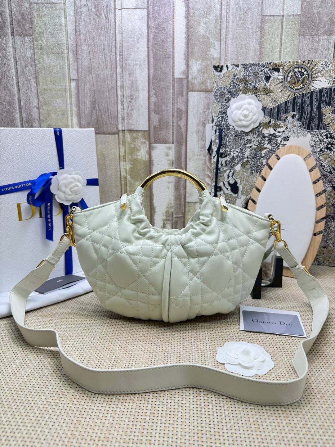 ORI หนังแท้ | DIOR Walk in Dior Purse White Macrocannage กระเป๋าสะพายทรงคลัชสุดลัคชู หรูหราเกินเรื่อง ดีไซน์ใหม่มาแรงมาก! โดดเด่นด้วยหูจับทรงโค้งสีทอง ดูแพงสุดๆ