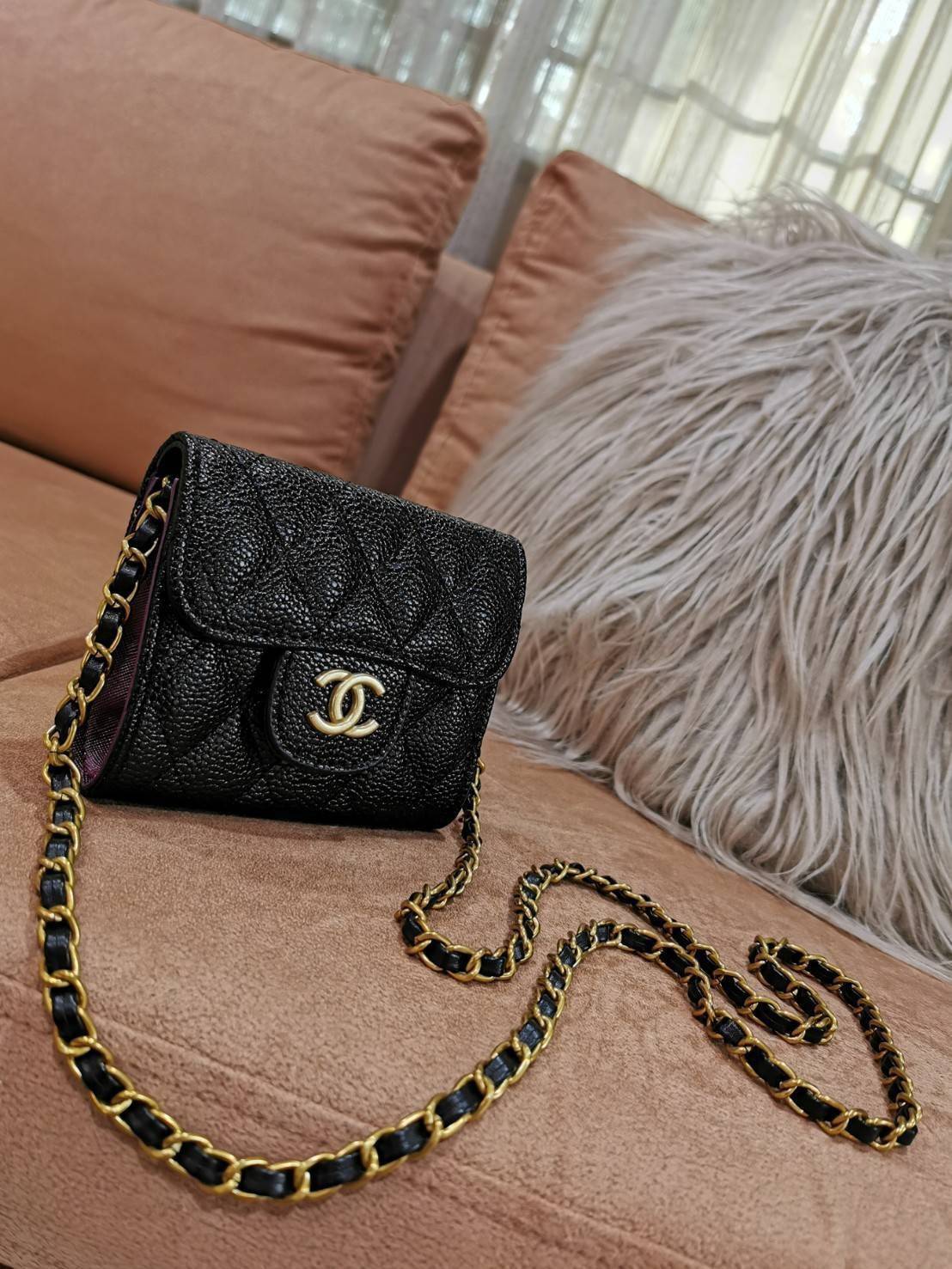 CHANEL BLACK CAVIAR BAG VIP GIFT WITH PURCHAS-GWP พรีเมี่ยมกิ้ฟ Chanel Lotte Duty Free! รุ่นยอดนิยมไอเท็มฮิตวัสดุหนังคาเวียร์สวยคลาสสิคเปิดปิดด้วยฝาปิดกระดุมด้านหน้ามีโลโก้แบรนด์อะไหล่ทองสวยหรูดูดีมาพร้อมสายโซ่ทองร้อยหนังจะสะพายไหล่ หรือ Crossbody ก็ดูดี 