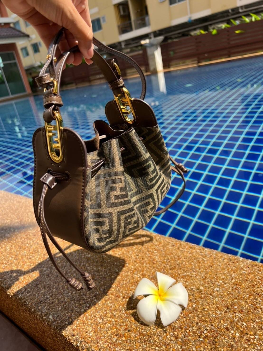 Fendi Pomodorino Brown FF Fabric Mini Bag กระเป๋าถือหรือสะพายไหล่ วัสดุผ้าโพลีเอสเตอร์ ลายแบรนด์ ผสมหนังวัวแท้ เปิดปิดด้วยเชือกรูด ทรงน่ารัก กะทัดรัด น้ำหนักเบา ใส่โทรศัพท์ i-phone+ ได้ สวยหรูลูกคุณหนูที่สุดเลยค่าใบนี้