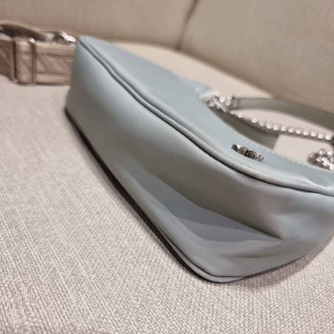 TORY BURCH MERCER NYLON SMALL SHOULDER BAG ใหม่ก่อนใคร!! กับคอลหวานๆ สดใสๆ กระเป๋าสะพายทรงโฮโบ ขนาดกะทัดรัด ฟังก์ชั่นการใช้งานจัดแบบเต็มที่ ด้วยสายสะพายถึง 3 เส้น สายโซ่คล้องแขน สายหนังแบบสั้นคล้องไหล่ และสายสปอร์ตเส้นใหญ่ ดูดี!! คุ่มแค่ไหนคิดดู!! วัสดุผ้