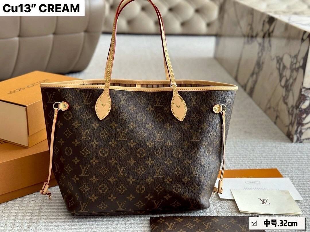 LV Neverfull MM bag กระเป๋าสะพายทรโท้ทใบใหญ่ ขนาดยอดนิยมจุของได้เยอะ มาพร้อมใบลูก สะพายไปเที่ยวต่างจังหวัดคือดีงามมากจ้า หรือจะสะพายไปทำงาน ไปต่างประเทศก็สะดวก ราคาสุดคุ้ม จับจองเป็นเจ้าของได้เลยตอนนี้จัด!!