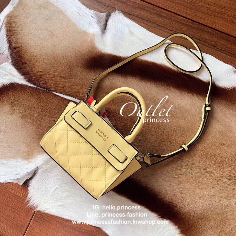 GUESS ELLIANA QUILTED MINI SATCHEL BAG กระเป๋าสะพายรุ่นยอดนิยม วัสดุ PU คุณภาพดี นิ่ม น้ำหนักเบาด้านหน้าประดับด้วยโลโก้แบรนด์สุดหรู เปิดปิดกระเป๋าด้วยซิปสะดวกใช้ ด้านในกว้างมีช่องซิปสำหรับใส่ของ ใส่มือถือได้ทุกรุ่น ซับในลายแบรนด์ สายสะพายหนังเลื่อนปรับระด