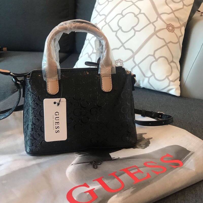 GUESS BALDWINPARK MINI BAG กระเป๋าถือหรือสะพาย วัสดุ Saffiano PU คุณภาพดี นิ่ม น้ำหนักเบา ด้านหน้าประดับด้วยโลโก้แบรนด์สวยหรู ตัวกระเป๋าลาย G ทั้งใบ เปิดปิดกระเป๋าด้วยซิปสะดวกใช้ ด้านในโล่งกว้างมีช่องสำหรับใส่ของหลายช่อง ใส่กระเป๋าสตางค์ใบกลางได้ ใส่Iphon