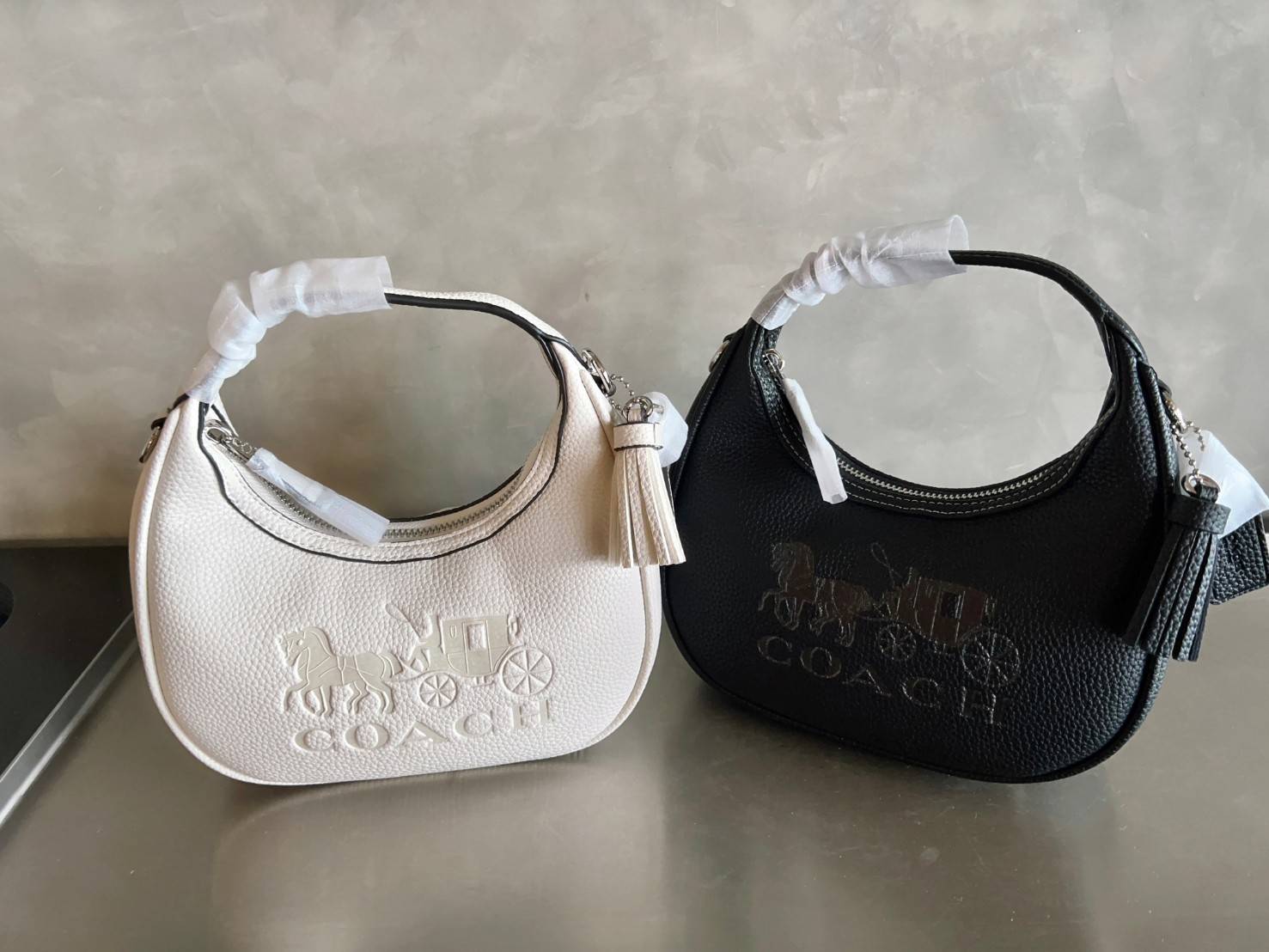 COACH CARMEN MINI CROSSBODY BAG กระเป๋ารูปทรงพระจันทร์โค้งมน น่ารักน่าใช้มากๆ!! เกรดท็อปออริ เกรดดีสุด สลับแท้ 1:1 ใช้ต่างประเทศได้