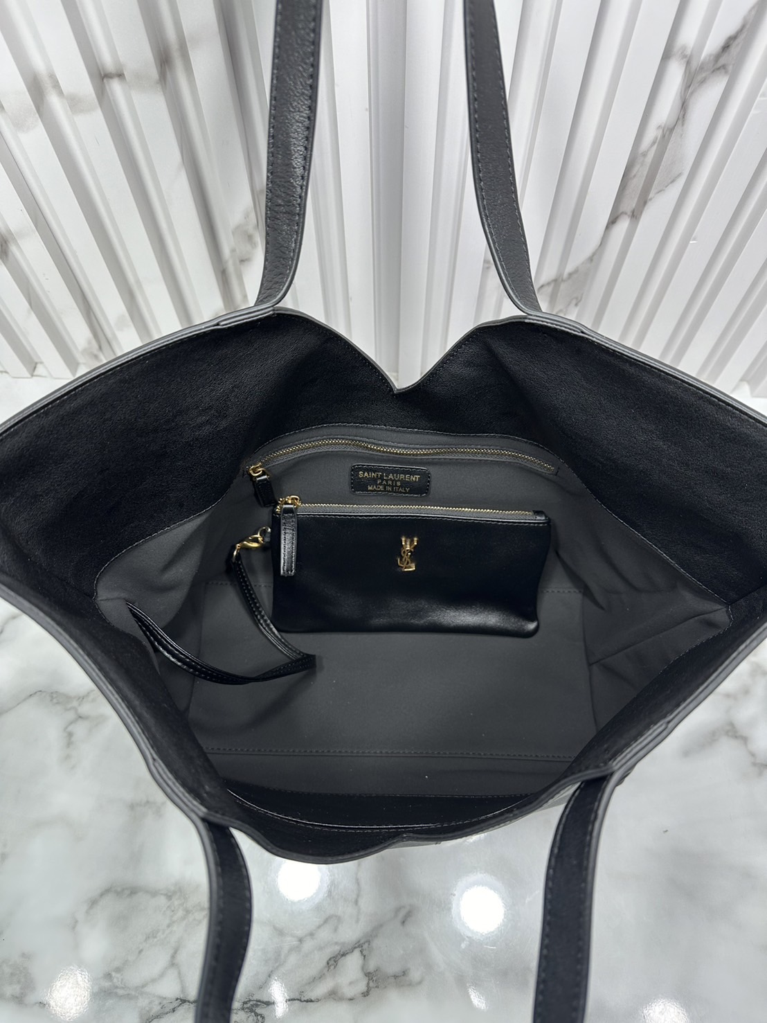 YSL Y TOTE IN LEATHER BAG กระเป๋าสะพายทรงโท้ทใบใหญ่ รุ่นใหม่ล่าสุด งานหนังแท้สวยเต็มใบ ดีไซส์เรียบหรูดูแพงอย่างแท้จริง ภายในโล่งกว้างมาก จุของได้เยอะสุด เอาใจสายแบกแต่ยังคงความหรูไว้ในตัวอย่างแน่นอน