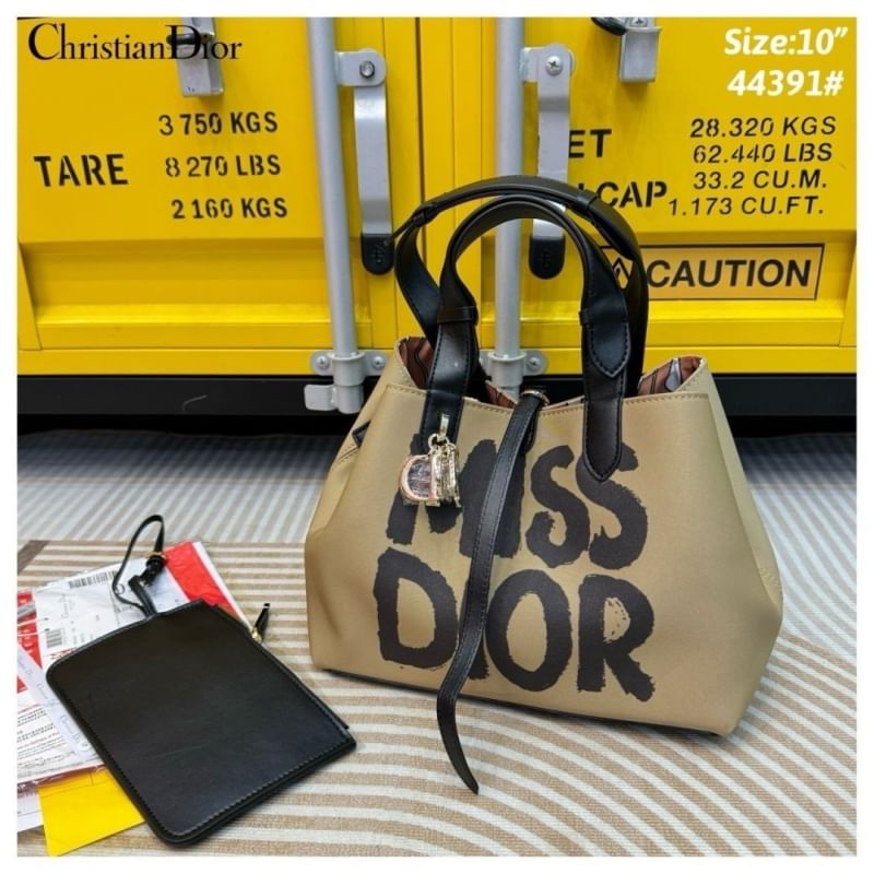 Dior Toujours Tote Bag Graffiti Printed กระเป๋าทรงโท้ทรุ่นใหม่สุดฮิต พร้อมใบเล็ก ดีไซน์ใหม่ล่าสุด ที่มีทั้งความละมุนและหรูหราในตัว ใช้งานง่าย ด้านในกระเป๋ากว้างมาก จุของได้สบายๆ