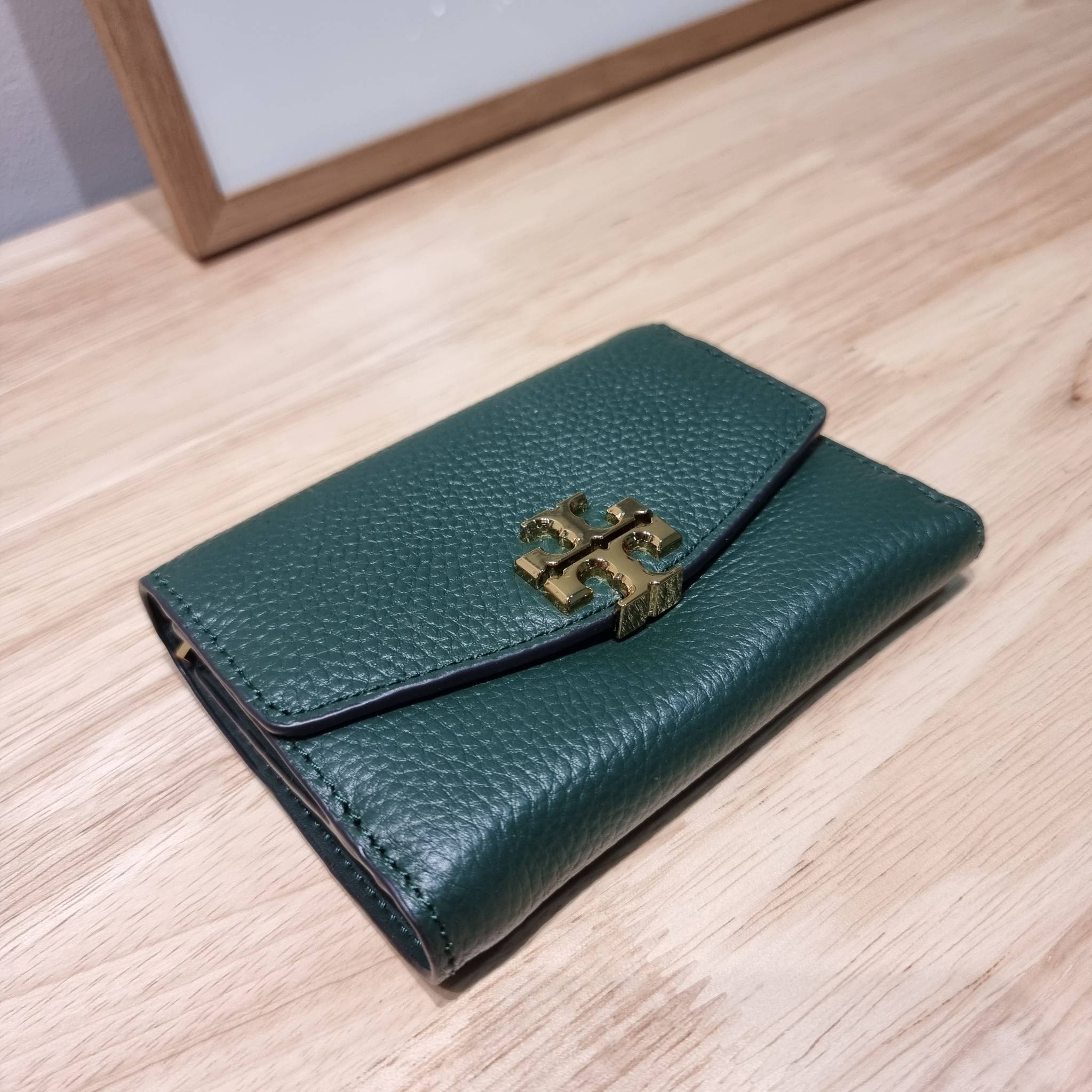 TORY BURCH KIRA MIXED MATERIALS MEDIUM FLAP WALLET กระเป๋าสตางค์ใบกลาง รุ่นยอดนิยม ดูหรูหรา ดูแพง ดีไซน์คลาสสิค ขนาดกำลังพอเหมาะ