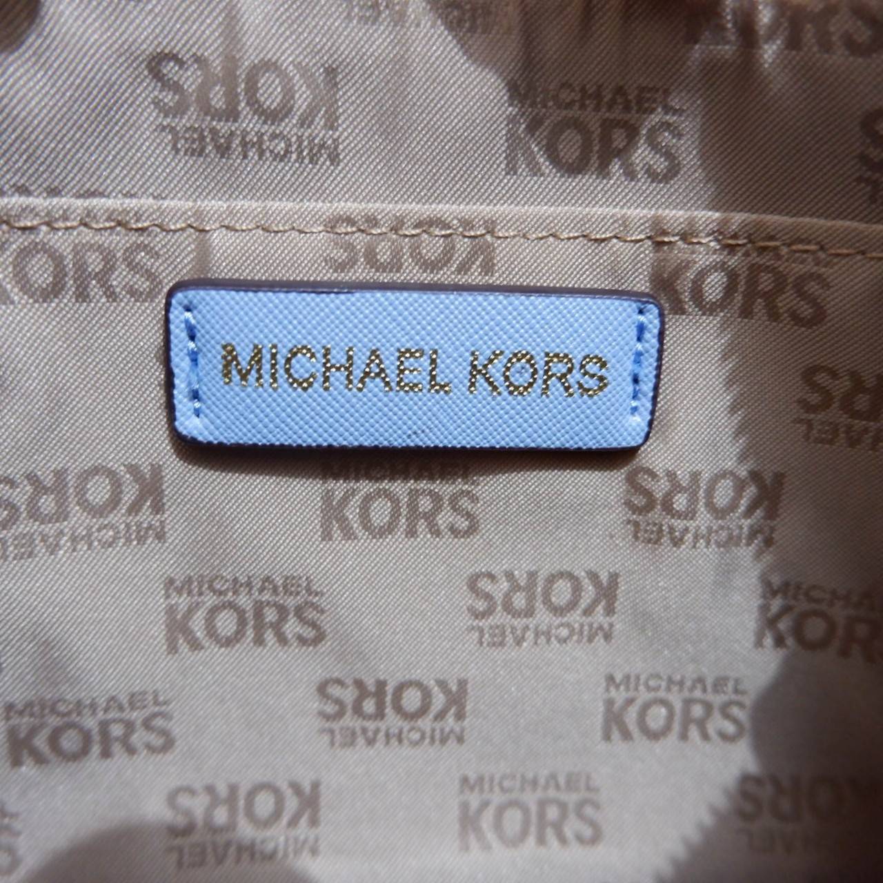 Michael Kors Clutch Bag 2018 New arrival! กระเป๋าคลัชรุ่นใหม่:ขนาดกำลังดี วัสดุลายหนังลาย Saffiano ด้านหน้าประดับโลโก้แบรนด์ อะไหล่ทอง แต่ง pattern งานปัก 3vมิติ สวยโดดเด่น เปิดปิด ด้วยซิป ด้านในมีช่องเล็ก และช่องใส่บัตร พร้อมสายคล้องข้อมือ ใส่กระเป๋าสตาง