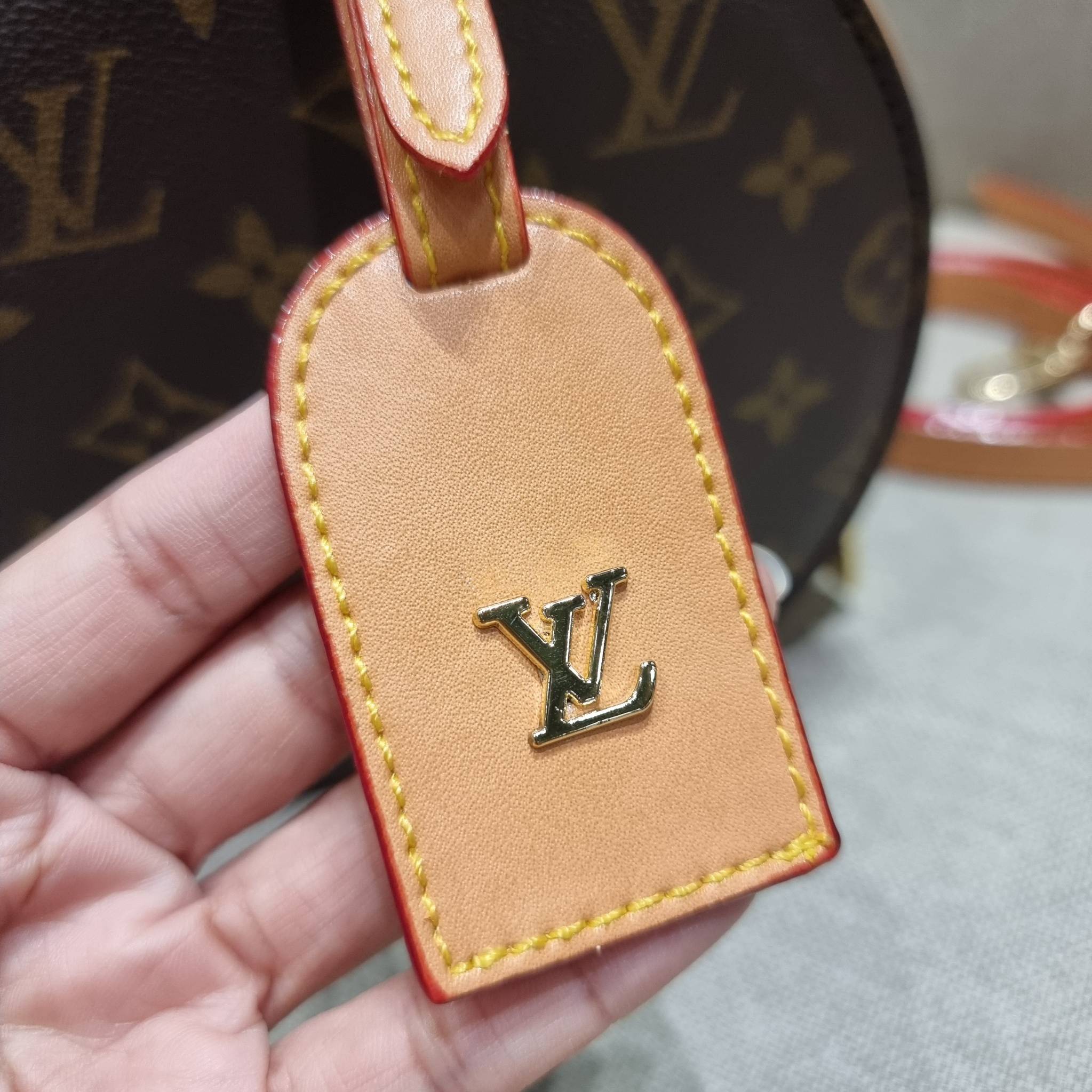 LV CROSSBODY ROUND BAG / LV BOITE CHAPEAU สุดยอดของรุ่นที่ฮิตตลอด กระเป๋าสะพาย สวยอยู่ทรง ผู้ดีมากๆ วัสดุหนังแคนวาสคุณภาพ โดดเด่นด้วยรูปทรงเอกลักษณ์ มาพร้อมแท็กหนังห้อย เพิ่มความแพงไปอีก เปิด-ปิดด้วยซิป ภายในเป็นช่องโล่ง สวยไปอีกหนึ่ง มีสายสะพายครอสให้ ปร