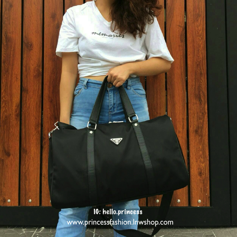 ของมันต้องมี♡ มาใหม่กับ กระเป๋าทรง Travel Bag ใส่ของได้เยอะมาก ไปต่างประเทศได้สบายคะ หมดห่วง *ผู้หญิงทุกคนต้องมี ตัวกระเป๋าทำจากผ้า Nylon อย่างดี สามารถกันน้ำได้ ทรงสวยมากคะ มีความอยู่ทรงในระดับนึงด้านหลังมีช่องซิป มาพร้อมอะไหล่เงิน ด้านในมีป้ายหนั