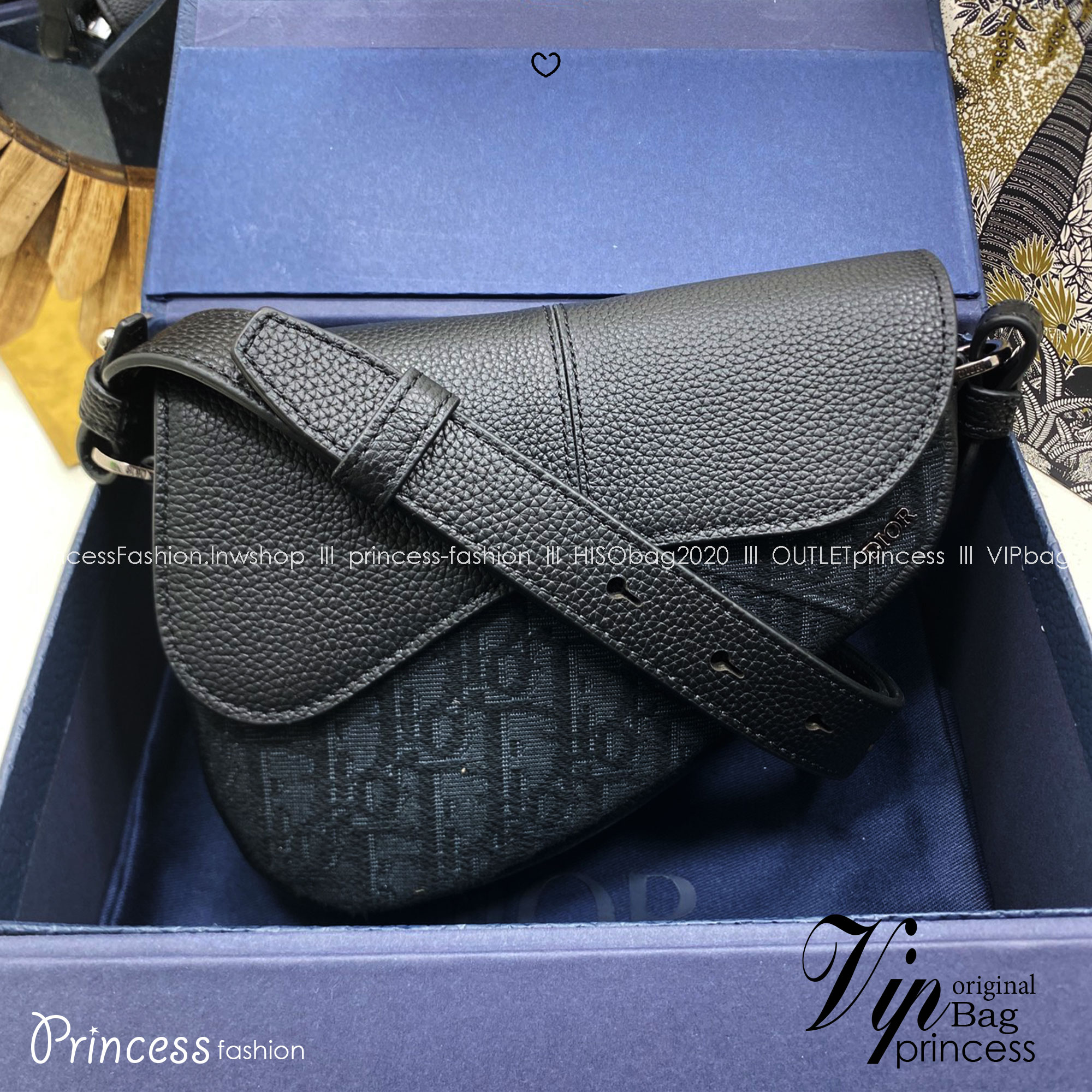 ORI หนังแท้ | DIOR Mini Saddle Bag กระเป๋าสะพาย คาดอก ผ้าแจ็กการ์ดลาย Oblique สีเบจและสีดำ นำเสนอมุมมองใหม่ให้กับดีไซน์ไอคอนิกด้วยรูปทรงที่ทันสมัย