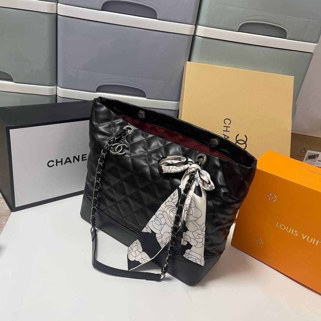 VIP 】CHANEL TOTE BAG กระเป๋าสะพายขนาดกลาง กำลังสวยเลยค่ะ ด้านในใส่ A4 , IPAD ได้สบายม้ากกก จะถือไปออกงานหรือเที่ยวในวันชิลๆก็สวยหรูที่สุดคะ ใส่ของได้หมดครบจบในใบเดียว มีใบเดียวจบ บอกเลยเลิศมากค่ะ