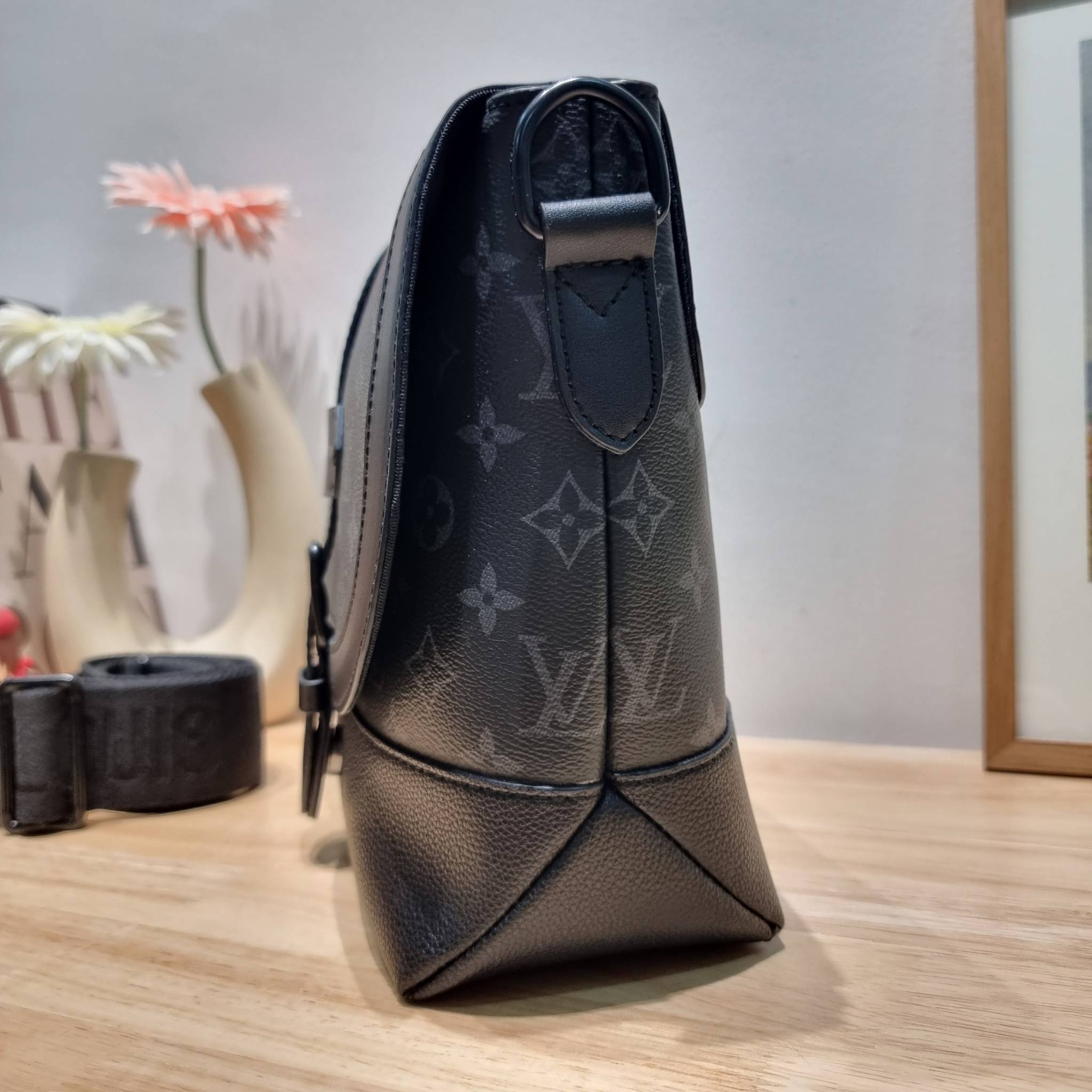 LV SAUMUR MESSENGER Monogram Eclipse Canvas Bag คอลเลคชั่นสุดหล่อ ใหม่ก่อนใคร กับกระเป๋าสะพายทรงแมสเซ็นเจอร์สำหรับหนุ่มๆ ดีไซน์คลาสสิคแฝงดีเทลความหรู