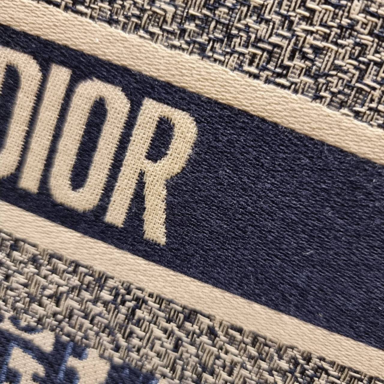 VIP 】HOT ARRIVAL!! DIOR CD SHOPPING BAG WITH GWP กระเป๋าทรงช้อปปิ้งใบใหญ่ จุใจ!! พรีเมี่ยมกิ๊ฟรุ่นดับเบิ้ลฮอต ดีไซน์คลาสสิควินเทจ สวยหรู วัสดุผ้าแคนวาสลายกราฟฟิค ภายในโล่งกว้างมากๆ ใส่ของจุสุดๆ โน้ตบุ้ค ไอแพด กระเป๋าสตางค์ มือถือ หรือเสื้อผ้ายังได้ สะพายค