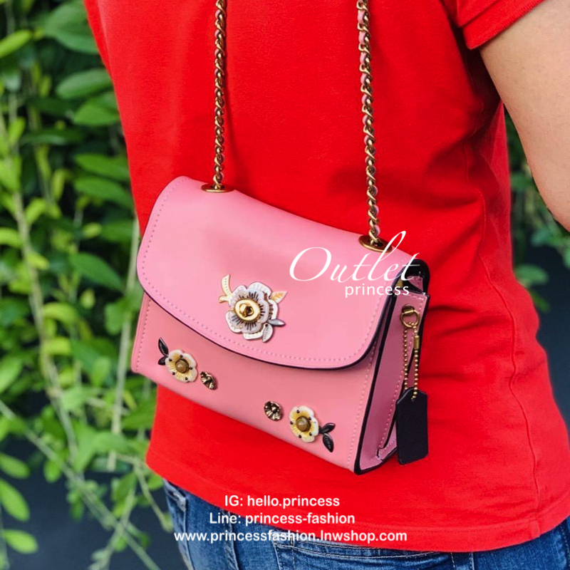 COACH PARKER MINI CROSSBODY BAG กระเป๋าสะพายจาก coach factory outlet วัสดุ pvc หนังนิ่ม ด้านหน้าแต่งอะไหล่สวย น่ารักค่ะ เปิดปิดกระเป๋าแบบหมุนล็อค ภายในสามารถใส่มือถือได้ทุกรุ่น;กระเป๋าสตางค์ใบสั้นได้ มีช่องเล็กใส่ของจุกจิกค่ะ ซัปในผ้ากึ่งกำมะหยี่นุ่มมือที