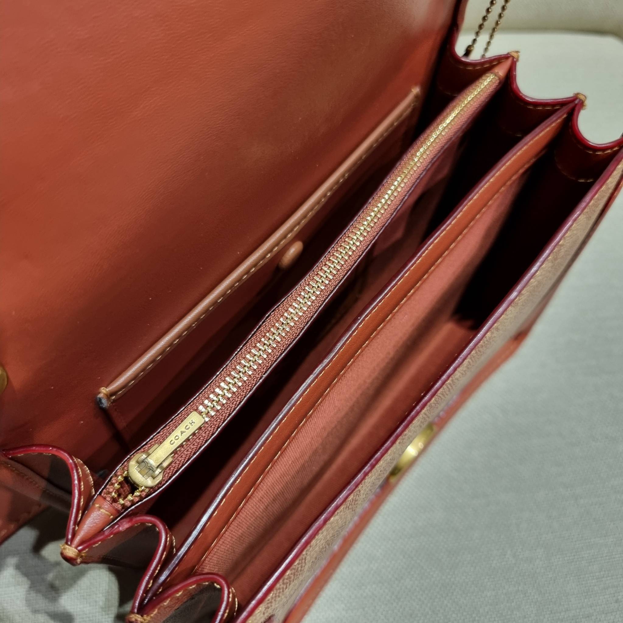 COACH C8449 HERO SHOULDER BAG / COACH C8450 HERO SHOULDER BAG IN SIGNATURE CANVAS ดีไซน์ใหม่ล่าสุด ที่มาพร้อมความหรูยกระดับ กระเป๋าถือ/สะพายข้าง ออกแบบทรงสวย คลาสสิค ขนาดกำลังพอดี ไม่ว่าจะถือ หรือสะพายสายครอส ก็ดูดีแบบไม่ต้องแต่งเติม วัสดุหนังแท้เต็มใบ ฝา