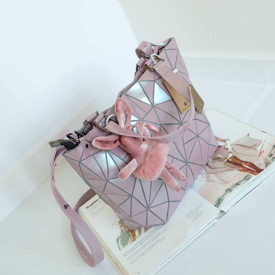 David Jones กระเป๋าสะพายข้างดีไซน์เกร๋มาก สีสวยหรูมาก ขนาดกะลังดีเลย ปรับทรงได้ 2 แบบ น่ารักมาก สี Rose pearl สวยที่สุด มาพร้อมกระต่ายเข้า set เลิศคะ