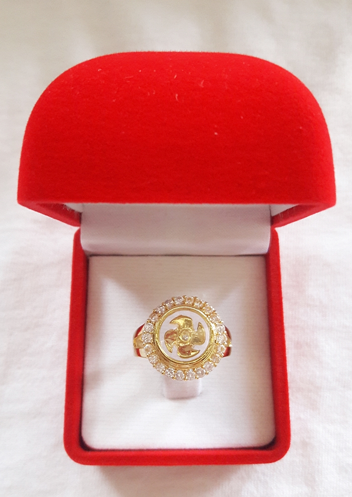 สินค้าหมดค่ะ แหวนกังหัน4ใบ รุ่นล้อมเพชร เสริมดวงเนื้อทองเหลืองชุบทองพร้อมกล่องกำมะหยี่ค่ะ