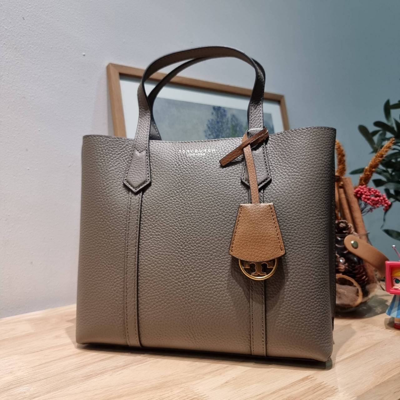 TORY BURCH PERRY SMALL TRIPLE COMPARTMENT TOTE BAG กระเป๋าโท้ทขนาดเล็ก รุ่นขายดี ทรงสวย ดีไซน์ออกมาให้ใช้งานได้ทุกลุค ทุกโอกาส สวยคมชัดทุกสี