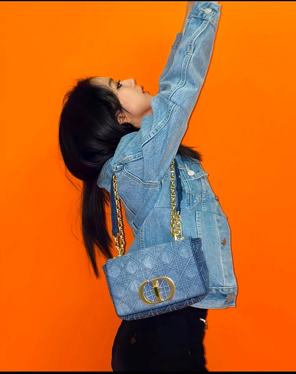 VIP CD SMALL CARO SHOULDER BAG / DIOR CARO / Dior Cruise 2021 Bag กระเป๋าสะพายข้างทรงสวย ดีไซน์ย้อนยุค ที่รอบนี้โดดเด่นเป็นเอกลักษณ์มากๆ ดีไซน์สีเดนิมคลาสสิค เปิด-ปิดด้วยอะไหล่บิดล็อค หรูหรา ใช้งานง่าย วัสดุผ้าเดนิมทนทาน ภายในเป็นช่องโล่ง มีช่องย่อย ด้านห