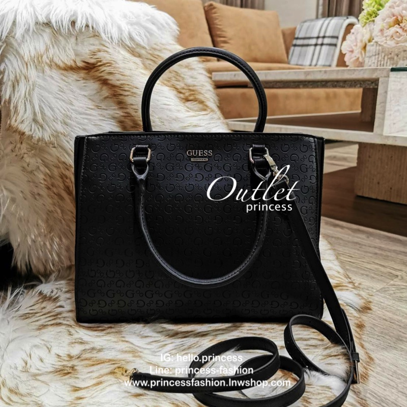 GUESS SINGNATURE SHOPPER BAG กระเป๋าถือหรือสะพายรุ่นล่าสุดจาก GUESS FACTORY หนังสวยอยู่ทรงปั้มลาย Singnature Brand รอบใบ ด้านหน้าประดับโลโก้แบรนด์ หูหิ้วเเข็งเเรงพับลงได้ เปิดปิดด้วยซิปสะดวกใช้ ขนาดกำลังดี ภายในมีช่องซิปและช่องใส่ของ กว้างและจุ น้ำหนักเบา