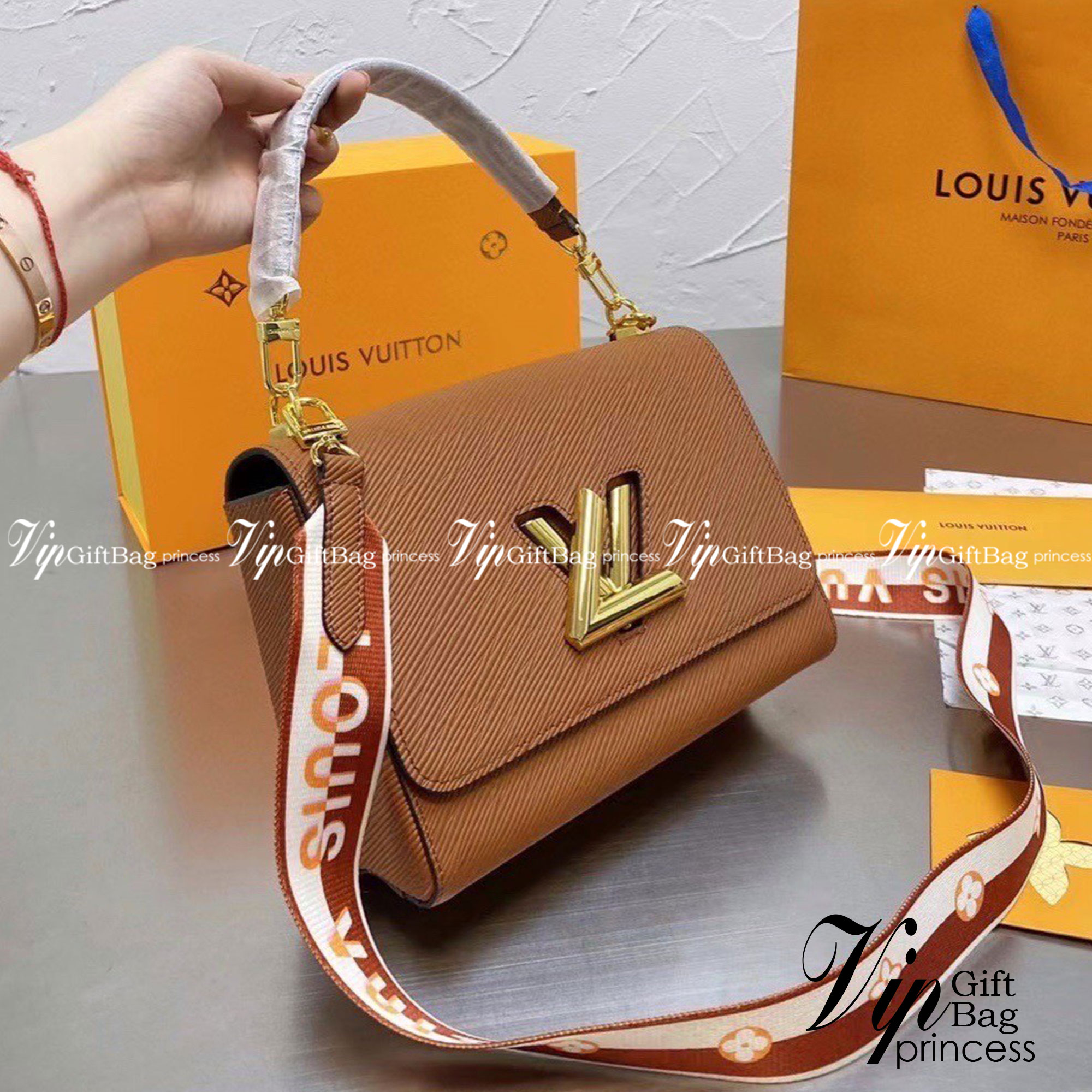 LOUIS VUITTON Twist Shoulder Bag MM / LV Twist MM ที่สุดของความสวยคลาสสิคย้อนยุค กระเป๋าสะพายที่มีลูกเล่น เพิ่มดีเทลให้น่าใช้งาน ด้วยสายสะพายแบบสปอร์ต ที่ปรับเปลี่ยนใช้ได้หลากหลาย วัสดุหนัง epi สวยคม ทนทาน ลวดลายเส้นไม้ แบบไม่มีใครซ้ำ เลิศๆไปอีกกับโลโก้สี